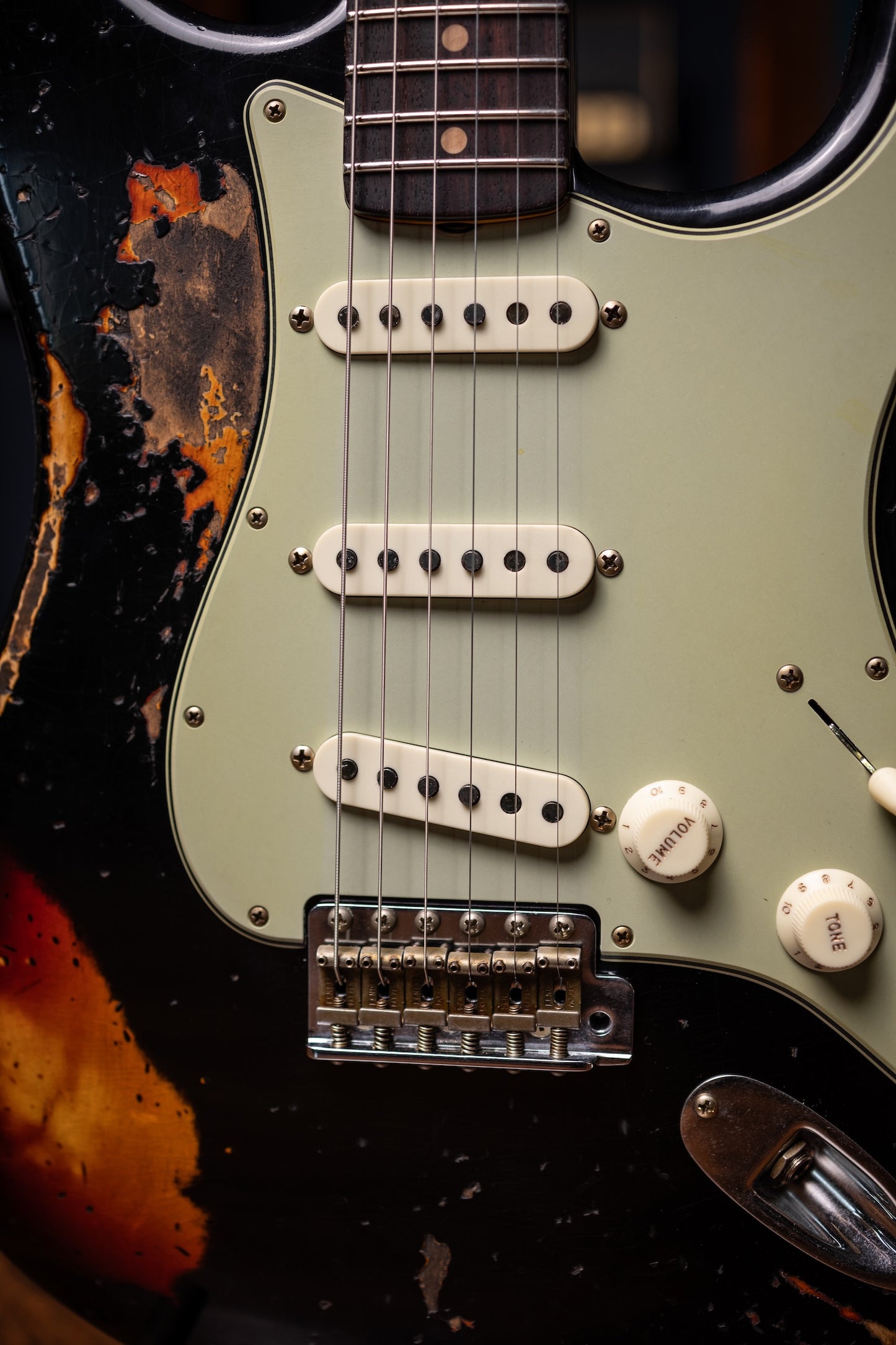Fender 1963 Stratocaster® Super Heavy Relic - Super Faded Aged Black over 3 Color Sunburst
