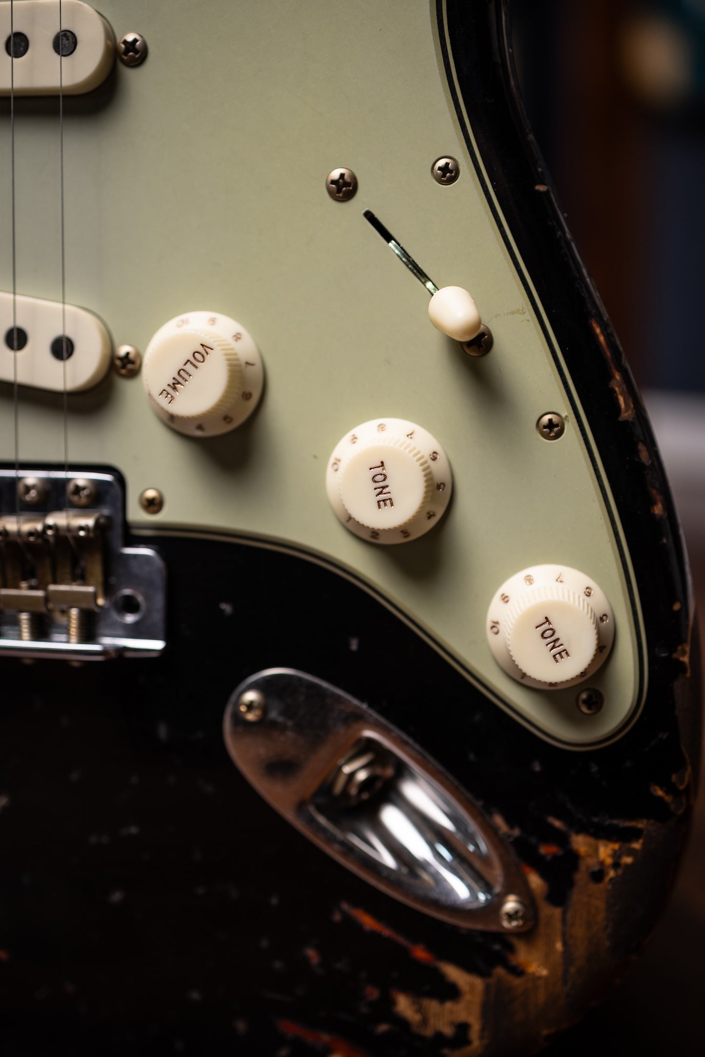 Fender 1963 Stratocaster® Super Heavy Relic - Super Faded Aged Black over 3 Color Sunburst
