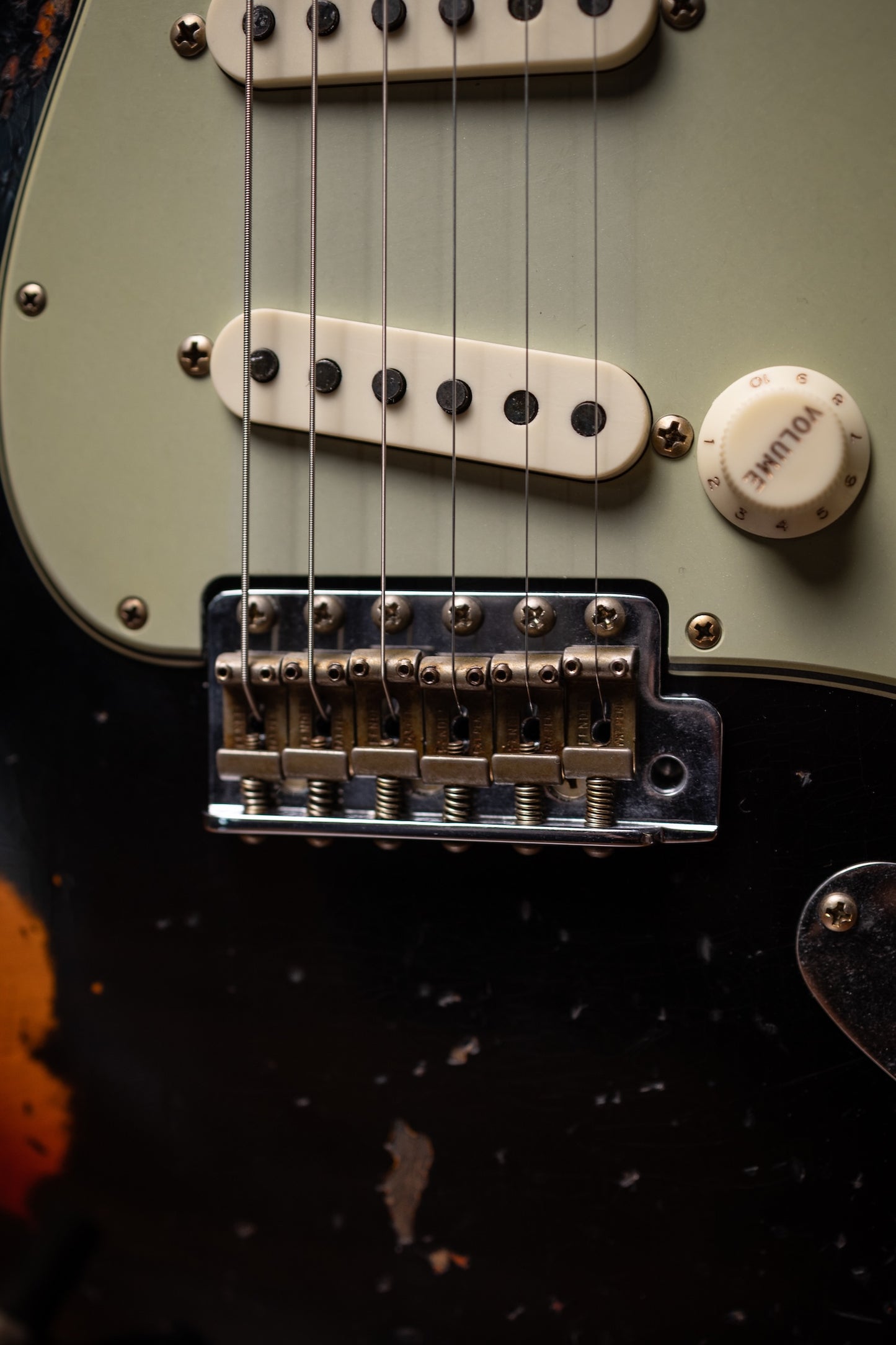Fender 1963 Stratocaster® Super Heavy Relic - Super Faded Aged Black over 3 Color Sunburst