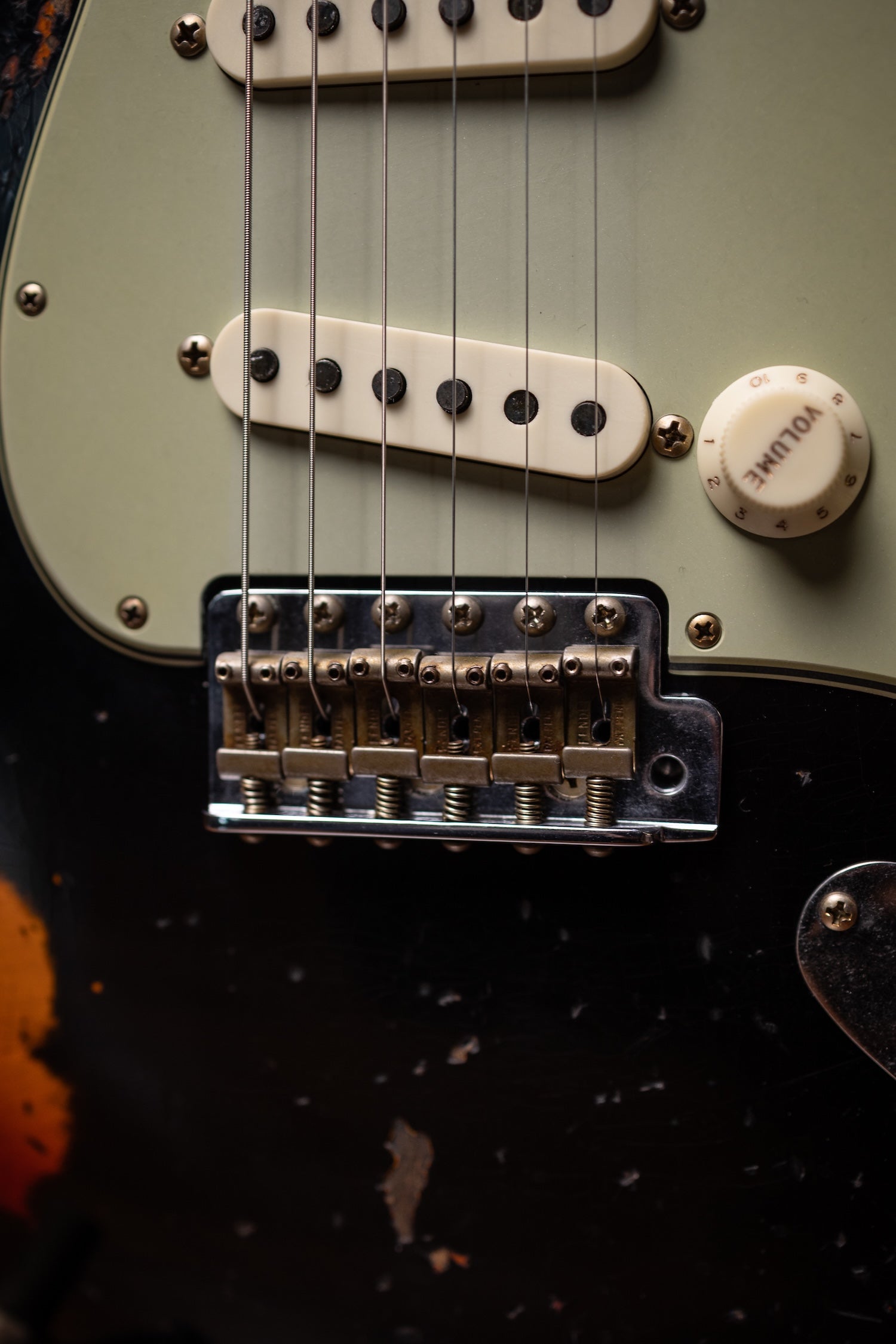 Fender 1963 Stratocaster® Super Heavy Relic - Super Faded Aged Black over 3 Color Sunburst