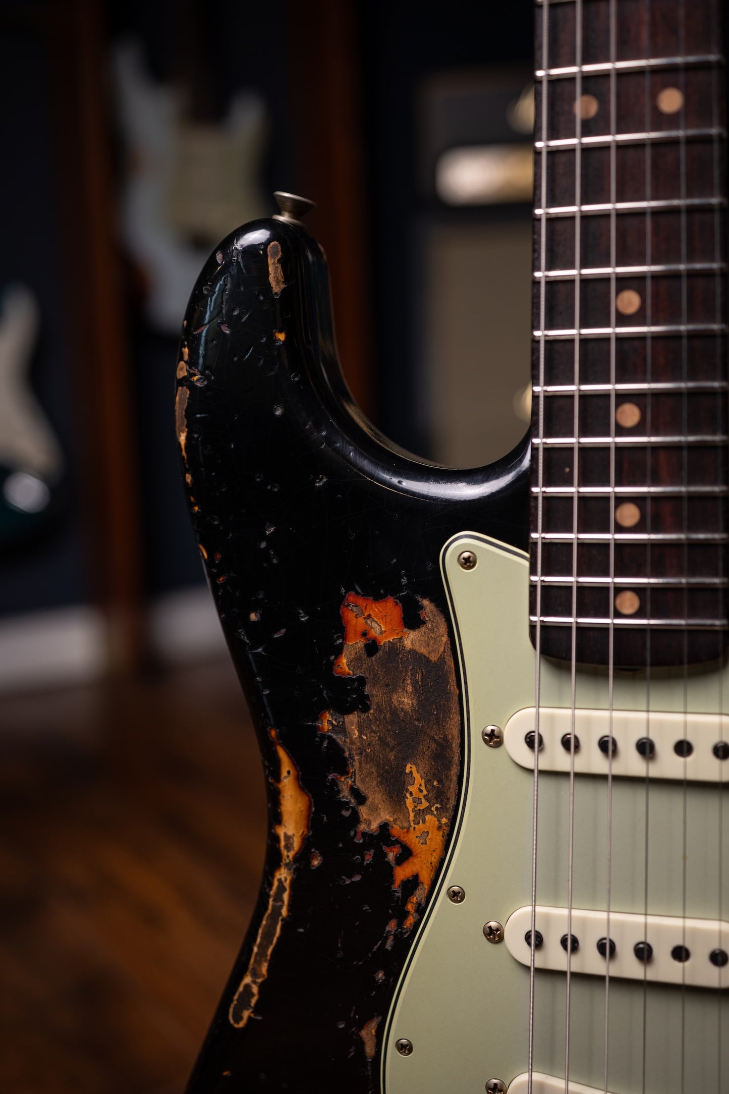 Fender 1963 Stratocaster® Super Heavy Relic - Super Faded Aged Black over 3 Color Sunburst