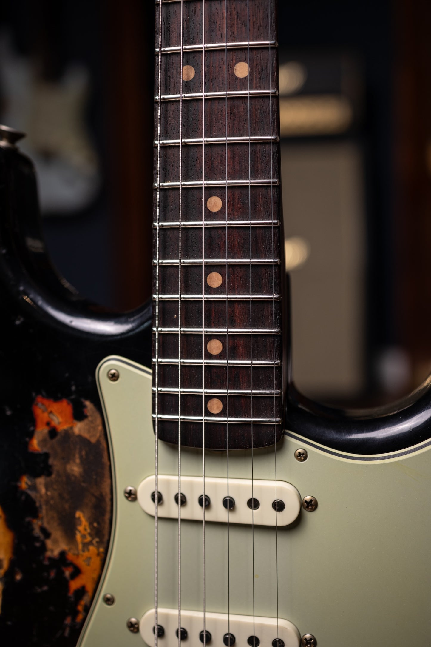 Fender 1963 Stratocaster® Super Heavy Relic - Super Faded Aged Black over 3 Color Sunburst