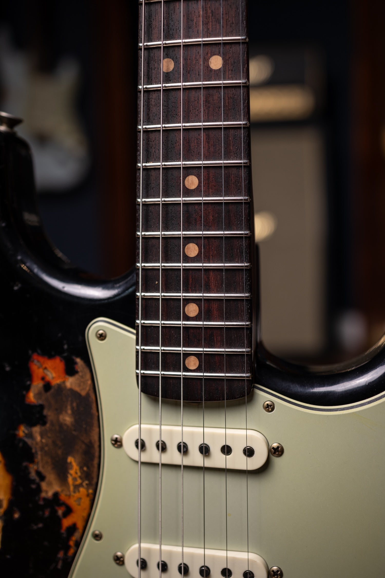 Fender 1963 Stratocaster® Super Heavy Relic - Super Faded Aged Black over 3 Color Sunburst
