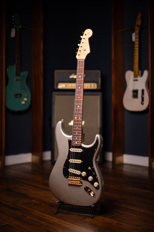 Fender Custom Shop Limited Edition 1965 Dual-Mag Stratocaster® Journeyman Relic® with Closet Classic Hardware Electric Guitar - Aged Inca Silver