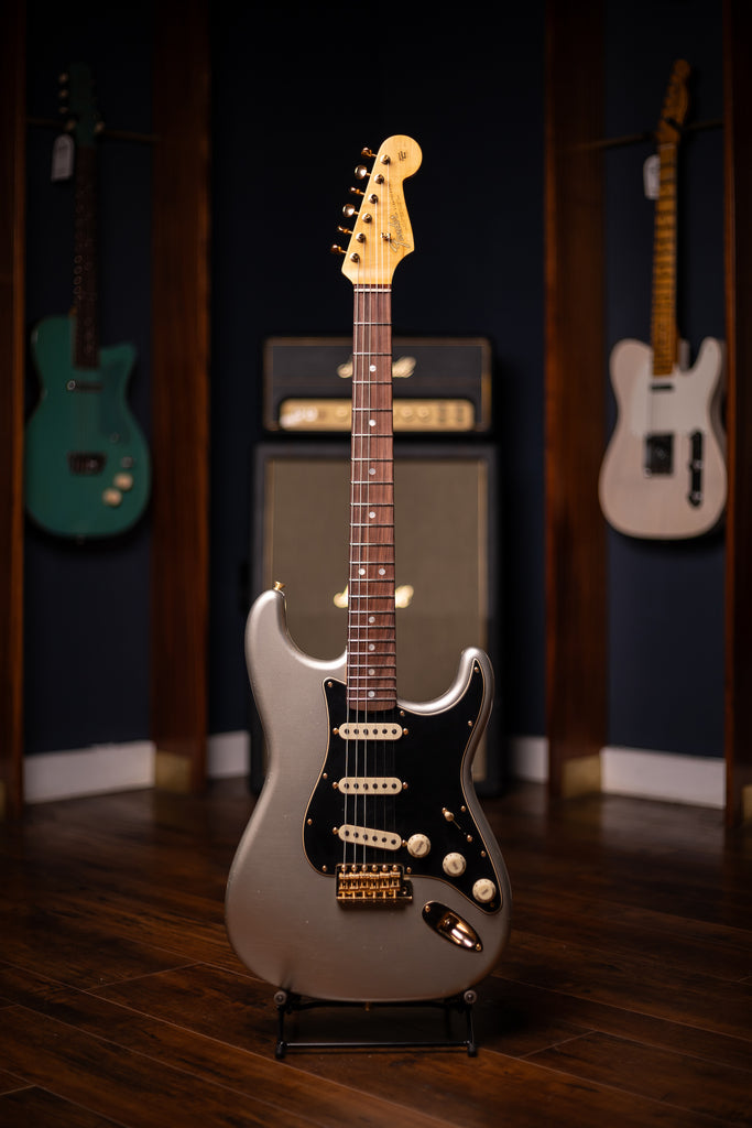 Fender Custom Shop Limited Edition 1965 Dual-Mag Stratocaster® Journeyman Relic® with Closet Classic Hardware Electric Guitar - Aged Inca Silver