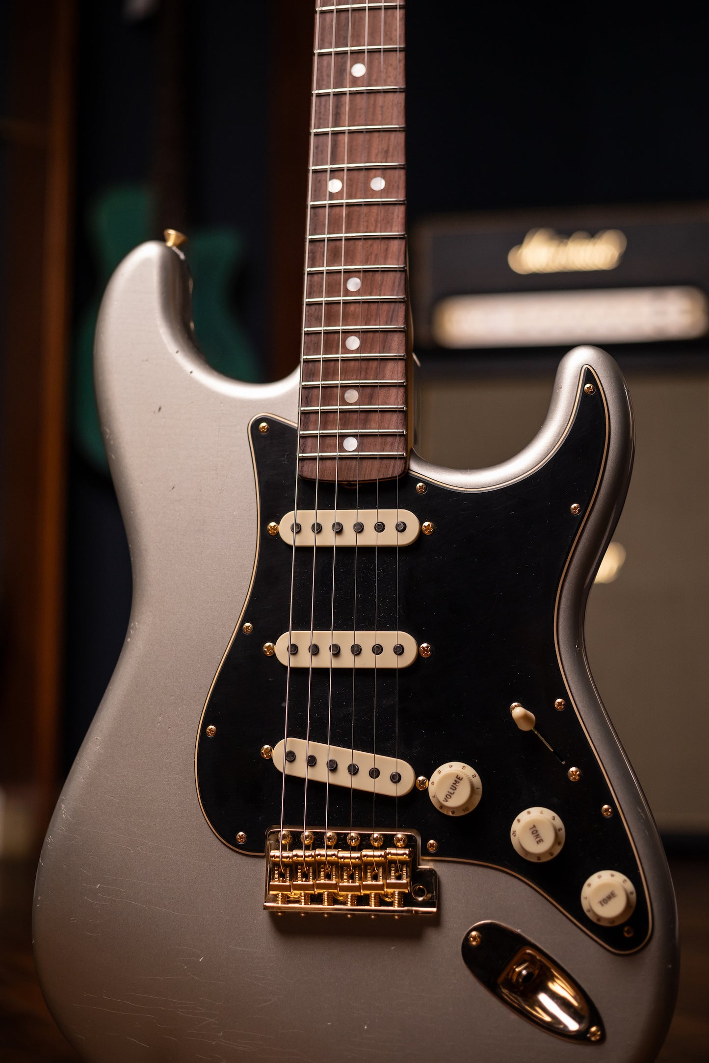 Fender Custom Shop Limited Edition 1965 Dual-Mag Stratocaster® Journeyman Relic® with Closet Classic Hardware Electric Guitar - Aged Inca Silver