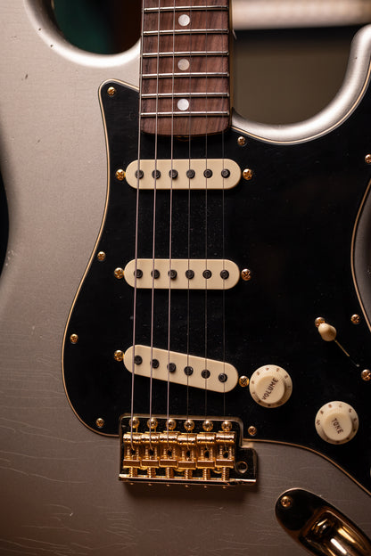 Fender Custom Shop Limited Edition 1965 Dual-Mag Stratocaster® Journeyman Relic® with Closet Classic Hardware Electric Guitar - Aged Inca Silver