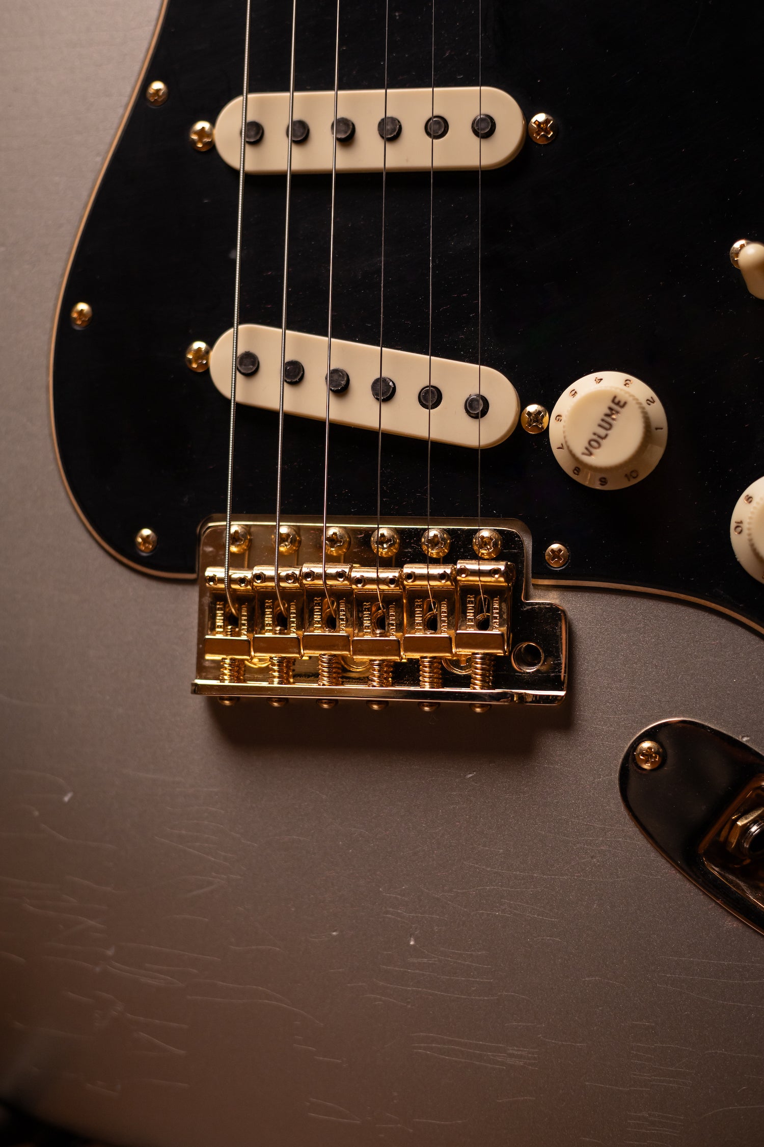 Fender Custom Shop Limited Edition 1965 Dual-Mag Stratocaster® Journeyman Relic® with Closet Classic Hardware Electric Guitar - Aged Inca Silver