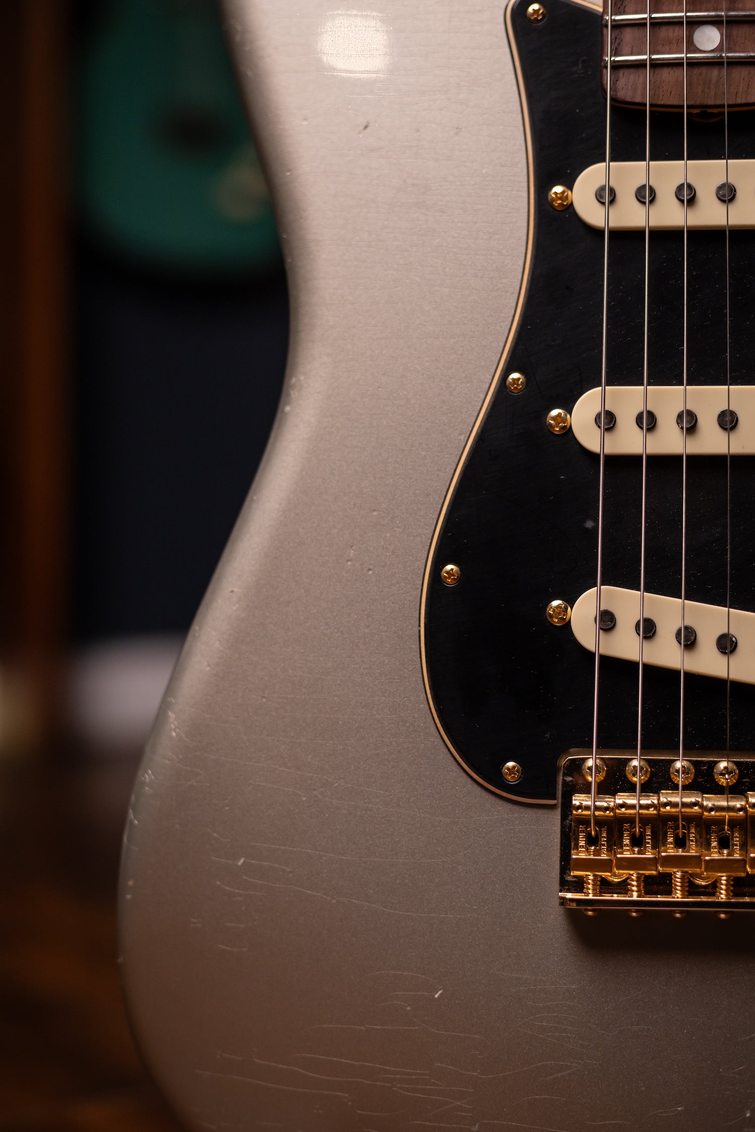 Fender Custom Shop Limited Edition 1965 Dual-Mag Stratocaster® Journeyman Relic® with Closet Classic Hardware Electric Guitar - Aged Inca Silver
