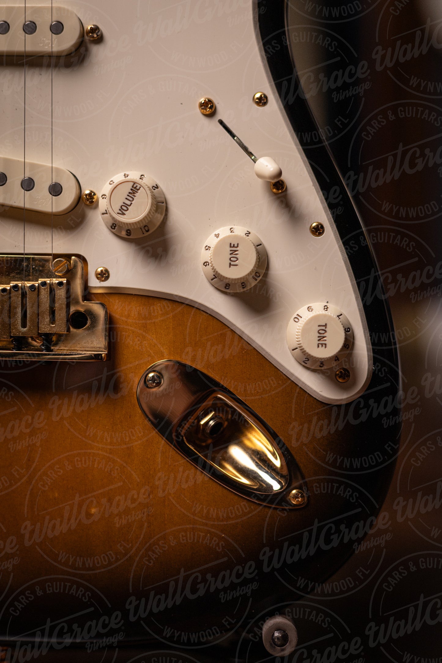 2004 Fender 50th Anniversary DLX Stratocaster Electric Guitar - Sunburst