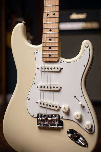 Fender Custom Shop 1968 Stratocaster Deluxe Closet Classic Electric Guitar - Aged Vintage White