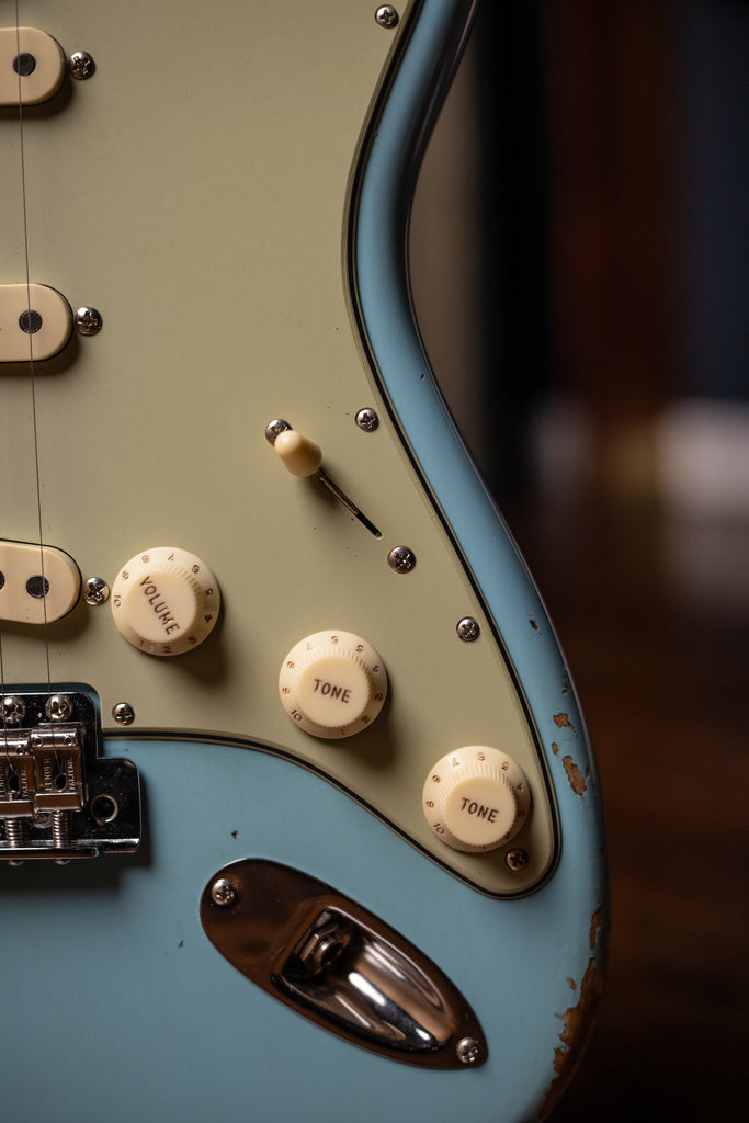 Fender Custom Shop Late 1962 Stratocaster Relic Closet Classic Hardware Electric Guitar - Faded Aged Daphne Blue