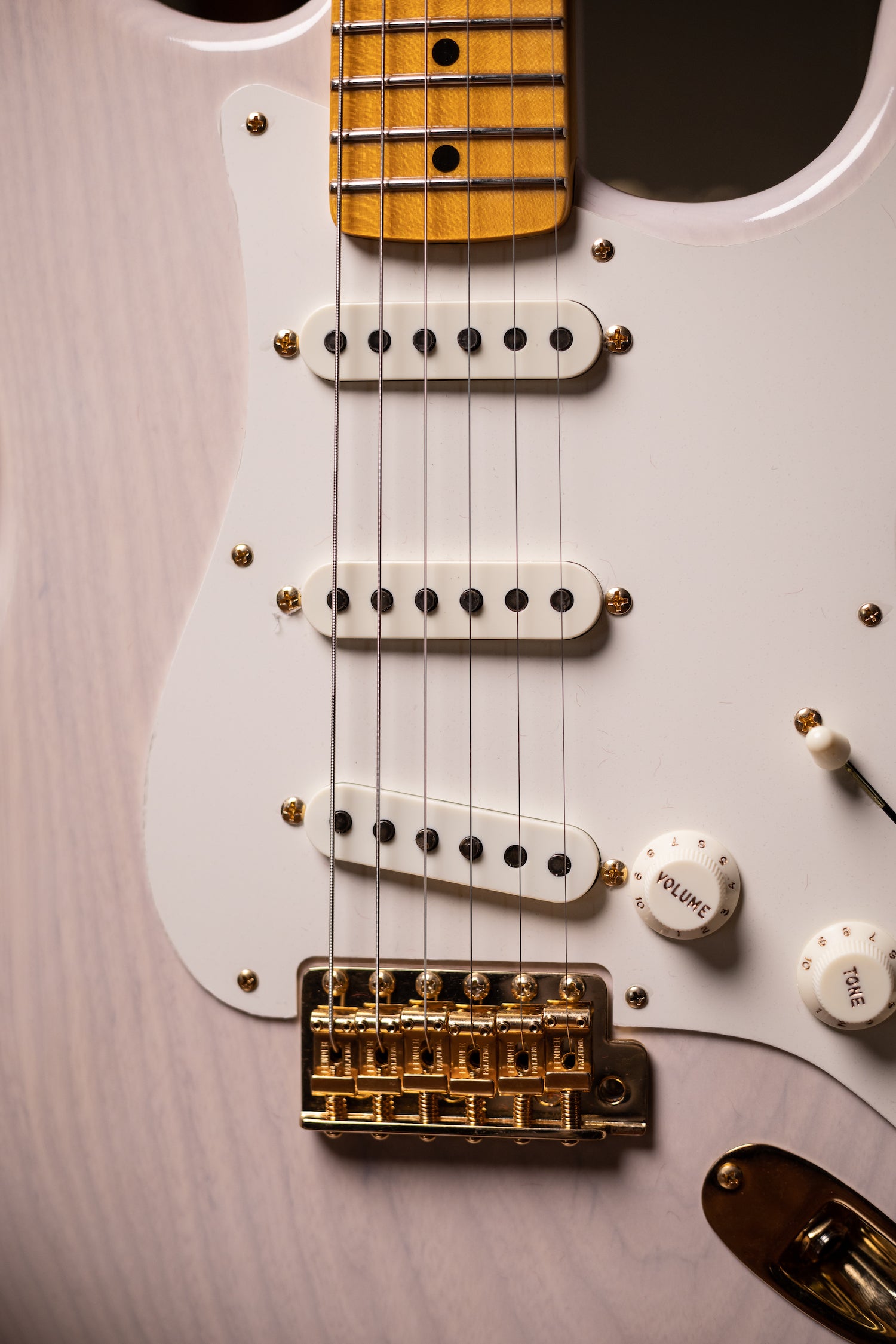 Fender 2019 Vintage Custom '57 Stratocaster Electric Guitar - Aged White Blonde