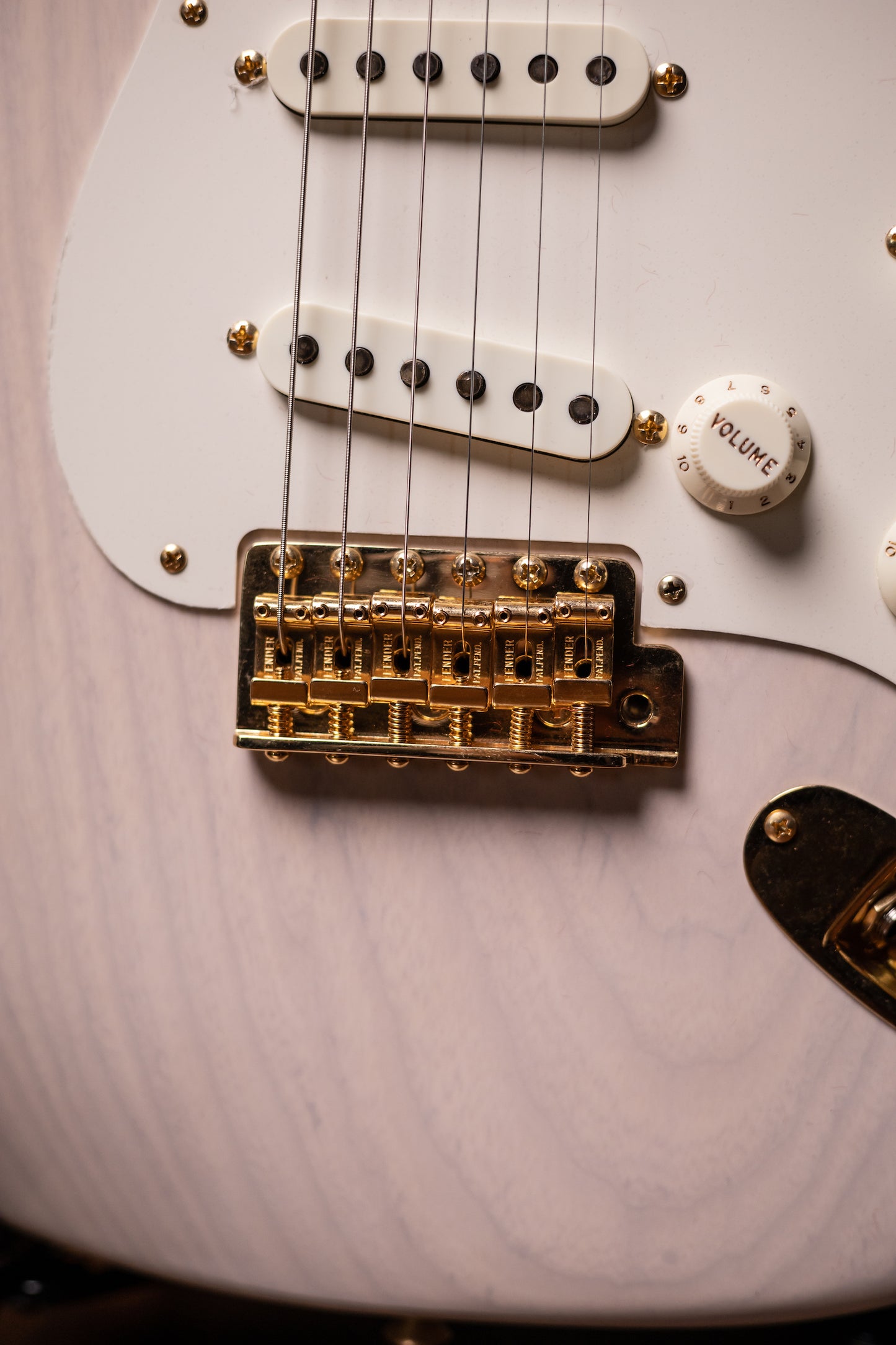 Fender 2019 Vintage Custom '57 Stratocaster Electric Guitar - Aged White Blonde