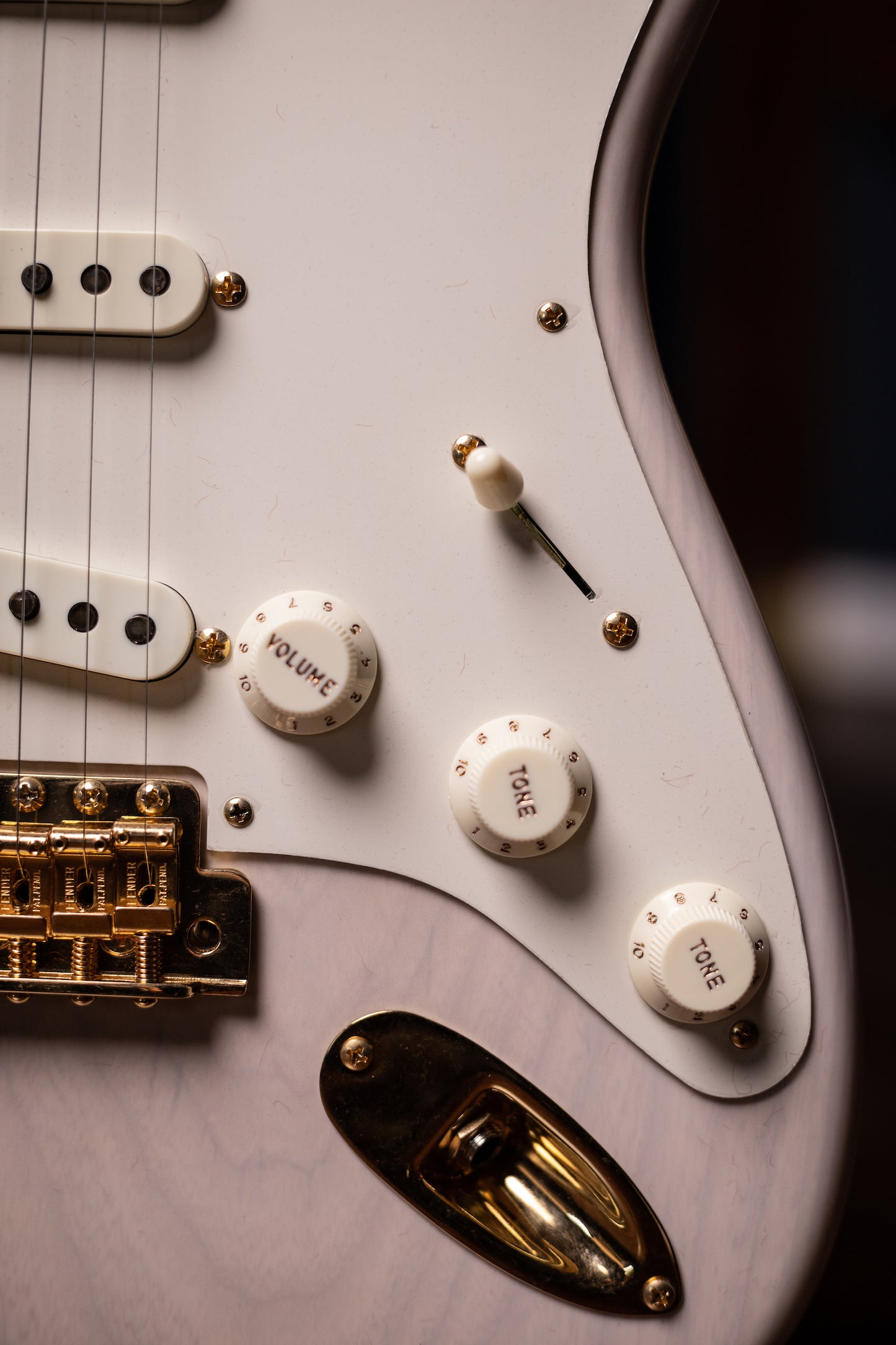 Fender 2019 Vintage Custom '57 Stratocaster Electric Guitar - Aged White Blonde