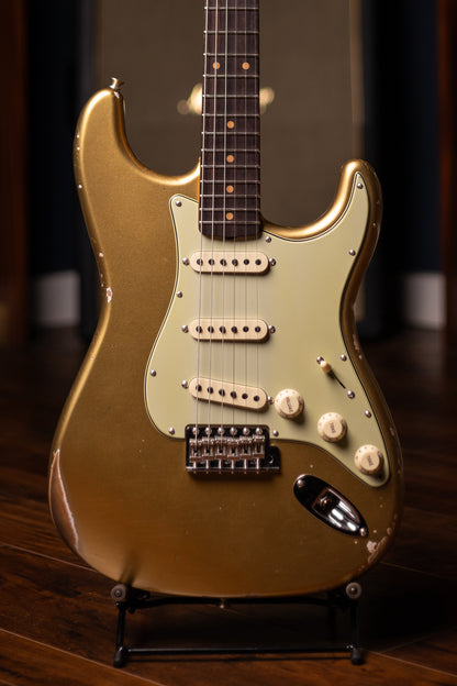Fender Custom Shop Late-1962 Stratocaster Relic Electric Guitar with Closet Classic Hardware Electric Guitar - Aged Aztec Gold