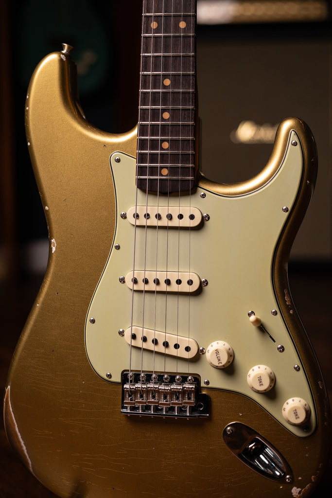 Fender Custom Shop Late-1962 Stratocaster Relic Electric Guitar with Closet Classic Hardware Electric Guitar - Aged Aztec Gold