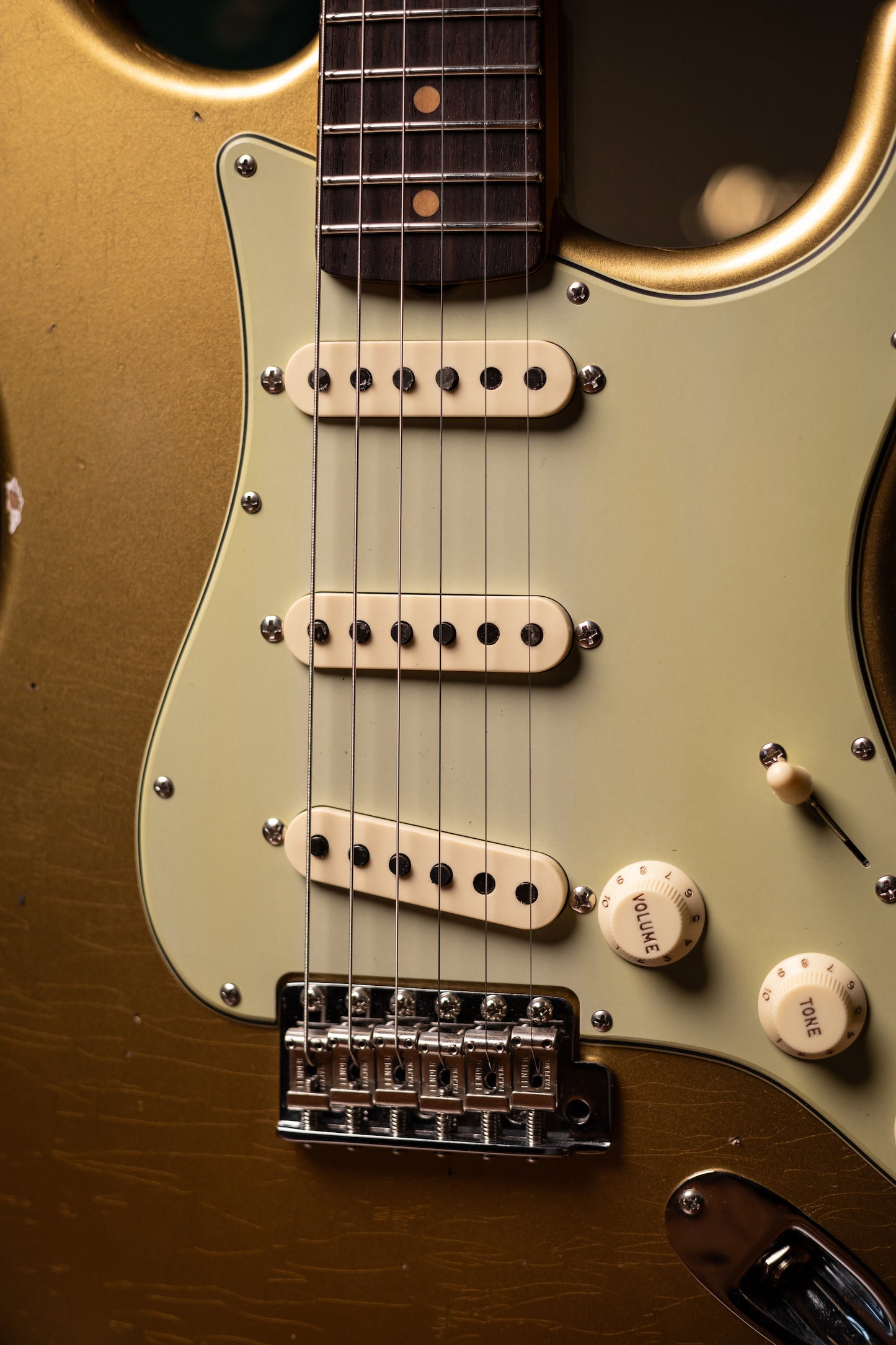 Fender Custom Shop Late-1962 Stratocaster Relic Electric Guitar with Closet Classic Hardware Electric Guitar - Aged Aztec Gold