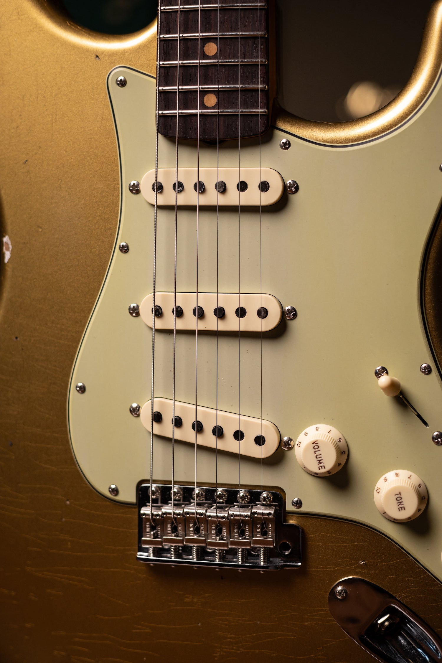 Fender Custom Shop Late-1962 Stratocaster Relic Electric Guitar with Closet Classic Hardware Electric Guitar - Aged Aztec Gold