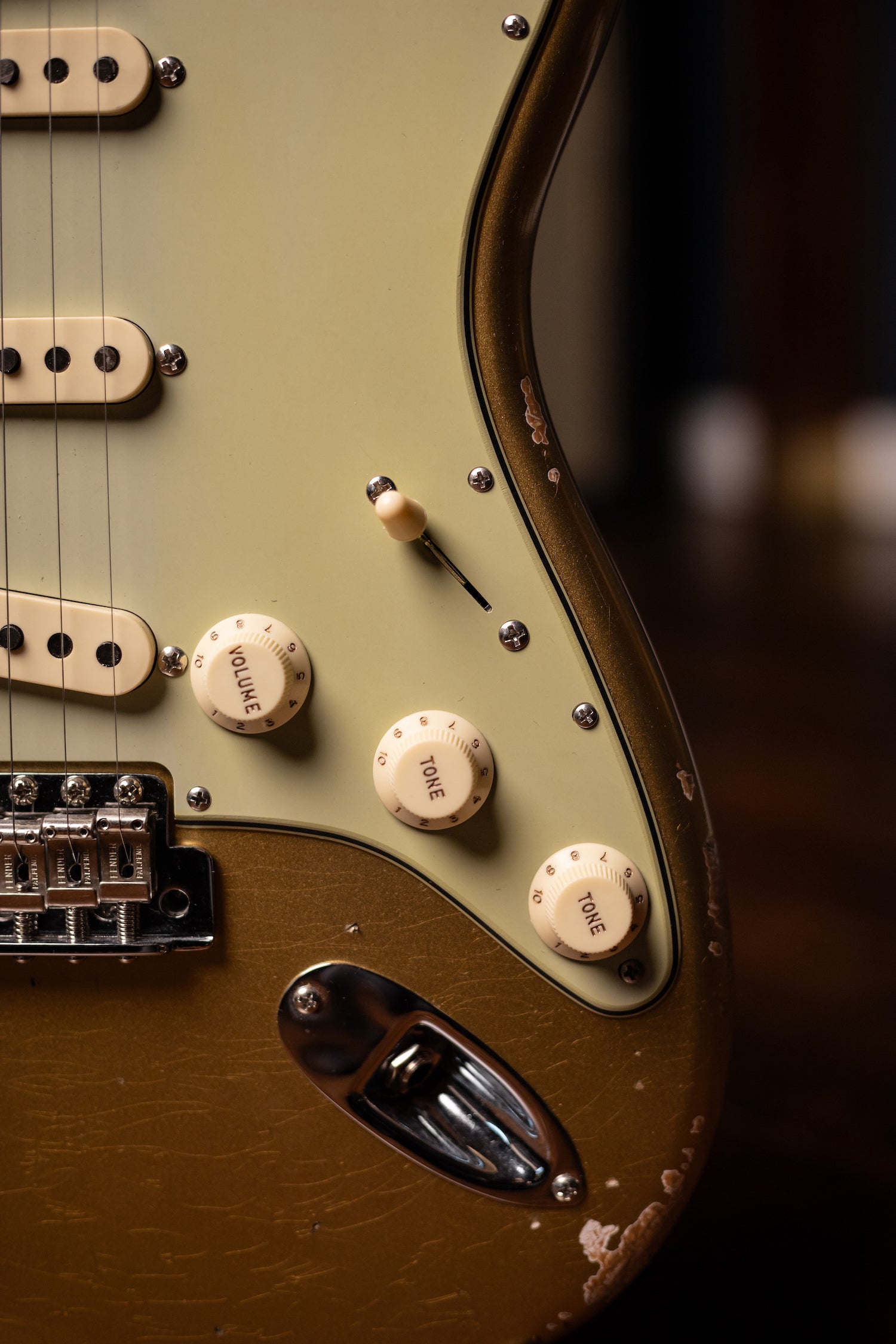 Fender Custom Shop Late-1962 Stratocaster Relic Electric Guitar with Closet Classic Hardware Electric Guitar - Aged Aztec Gold