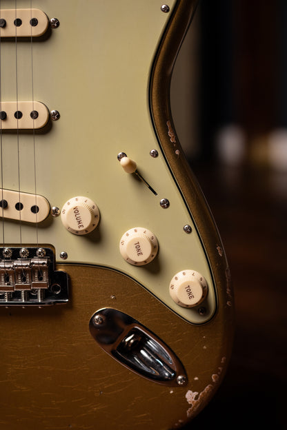 Fender Custom Shop Late-1962 Stratocaster Relic Electric Guitar with Closet Classic Hardware Electric Guitar - Aged Aztec Gold