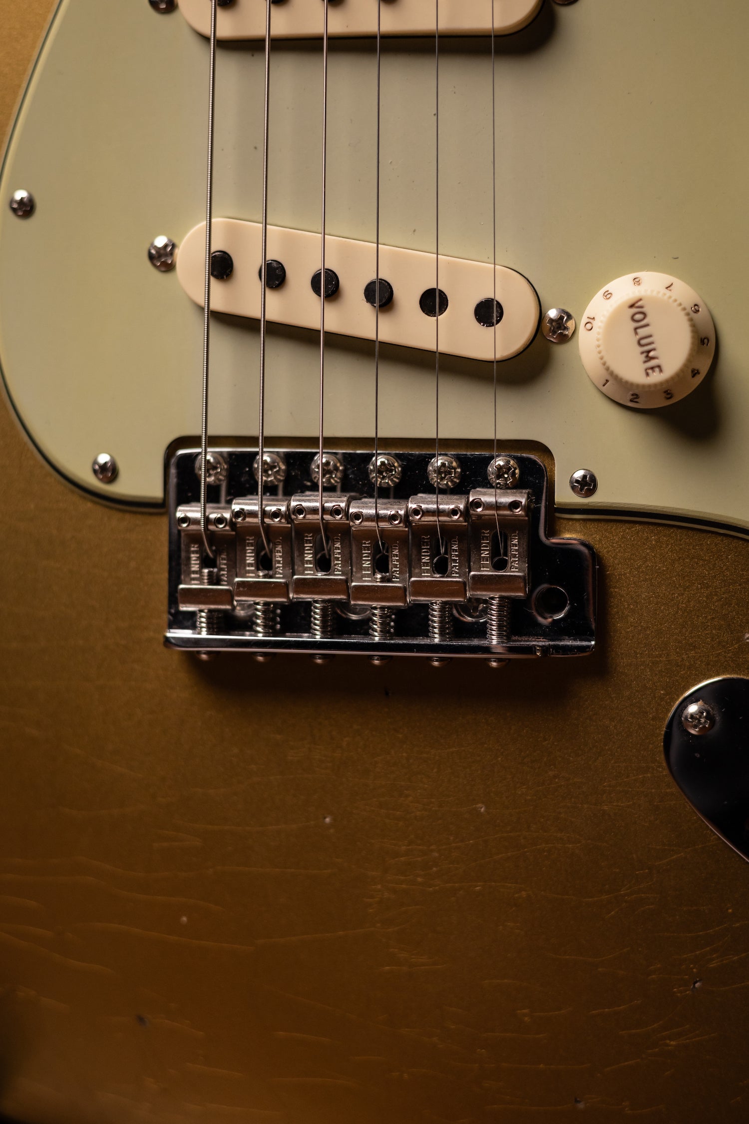 Fender Custom Shop Late-1962 Stratocaster Relic Electric Guitar with Closet Classic Hardware Electric Guitar - Aged Aztec Gold