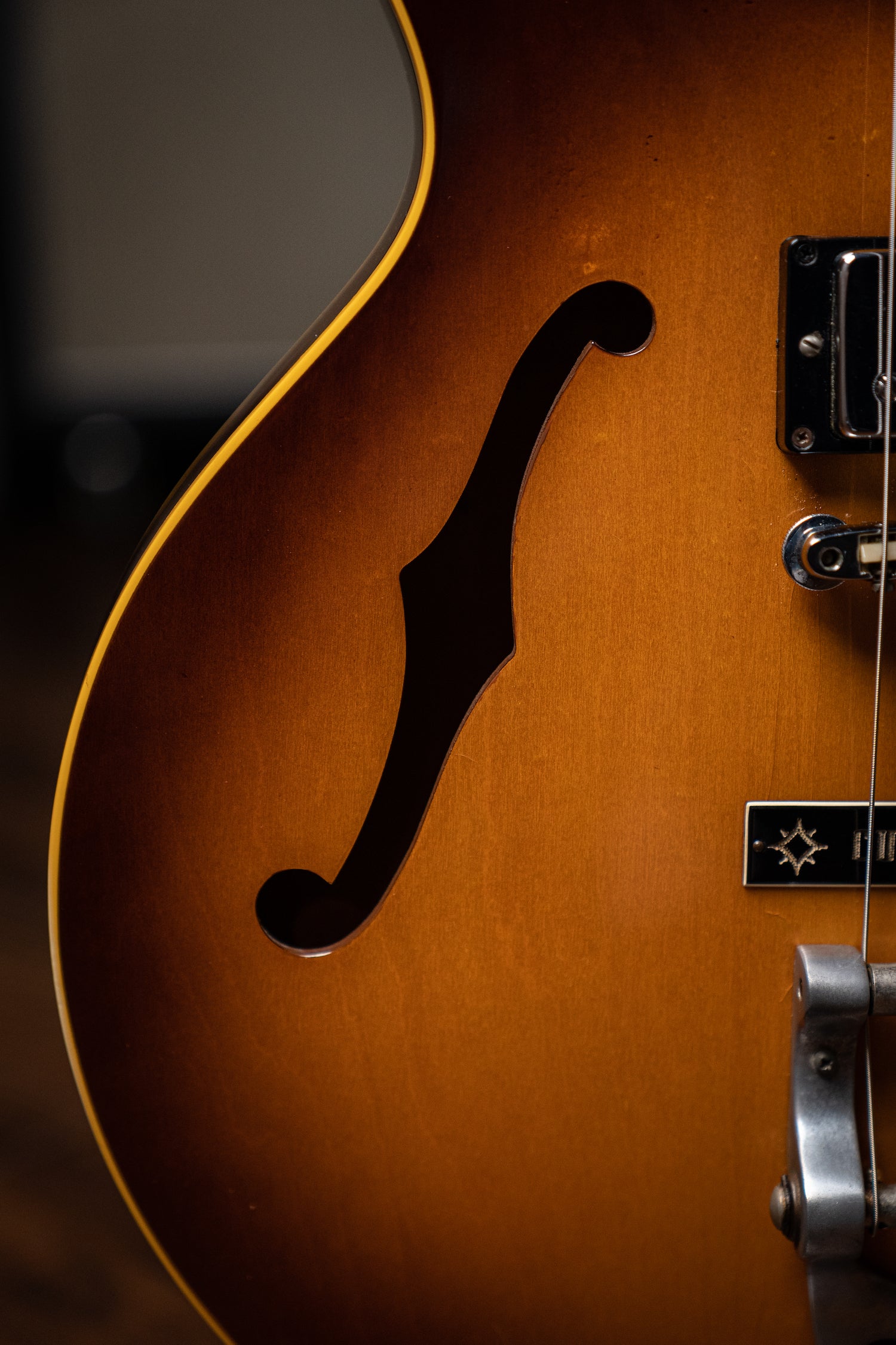 1967 Gibson Custom ES-335 with Factory Bigsby Electric Guitar - Sunburst