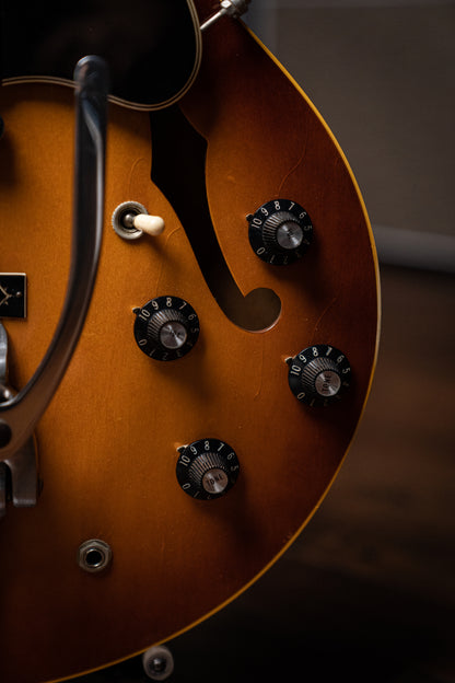 1967 Gibson Custom ES-335 with Factory Bigsby Electric Guitar - Sunburst