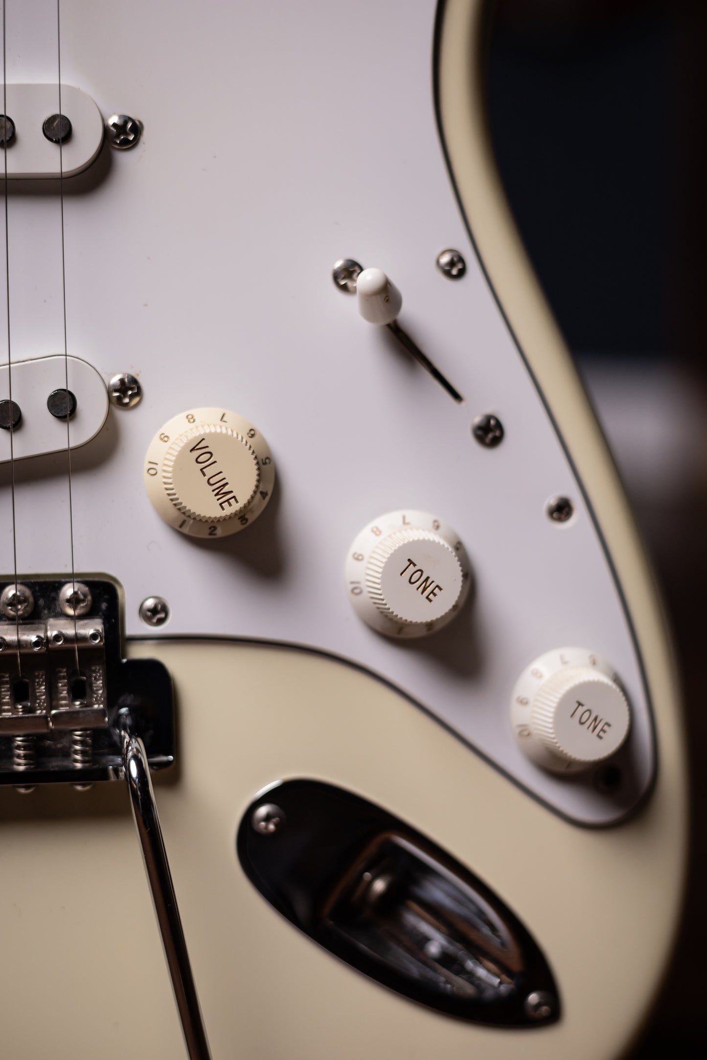 1997 Fender Jimi Hendrix Voodoo Stratocaster Electric Guitar - Vintage White