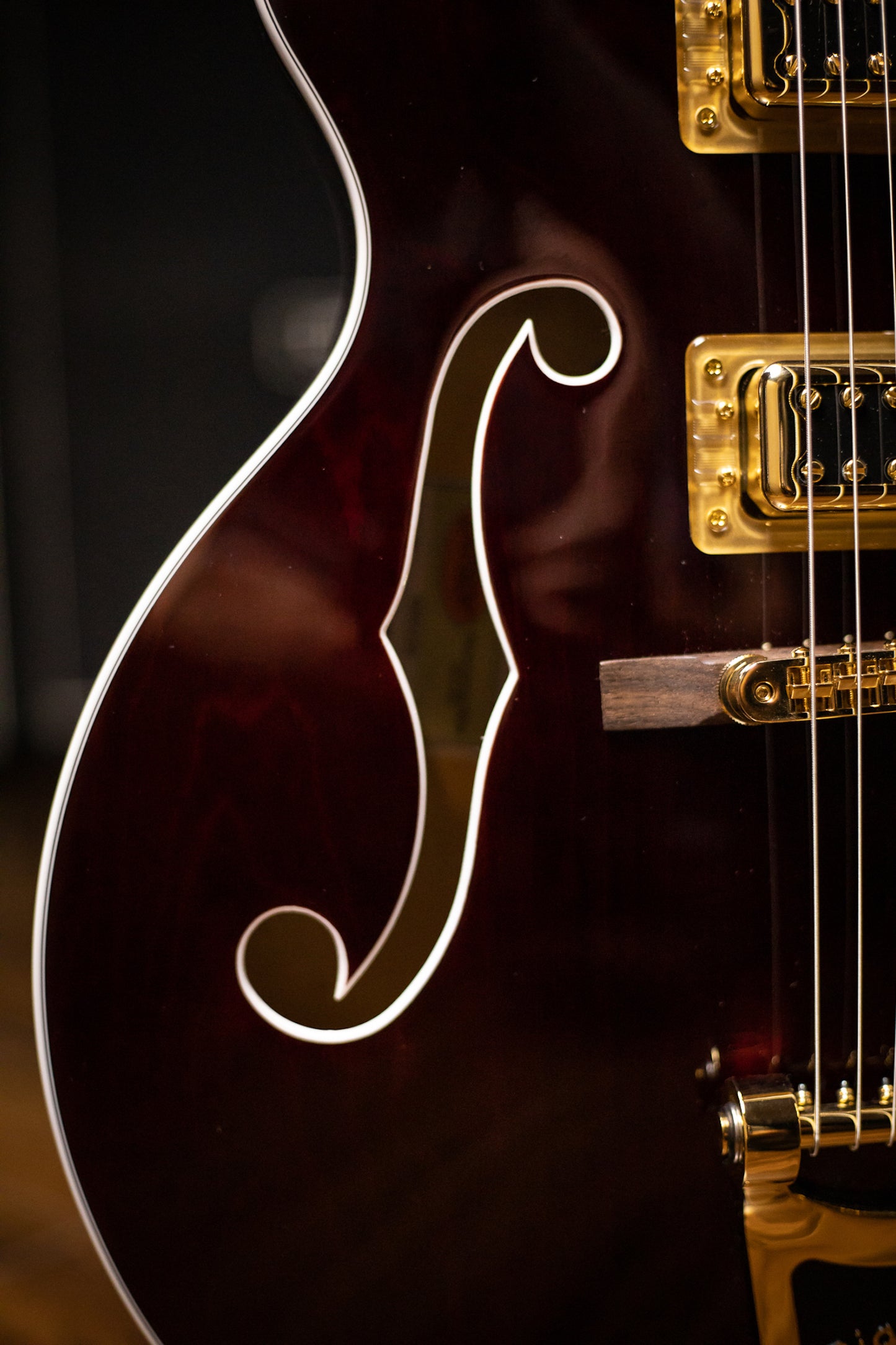 Gretsch G5422TG Electromatic Classic Hollow Body Double-Cut with Bigsby and Gold Hardware - Walnut Stain